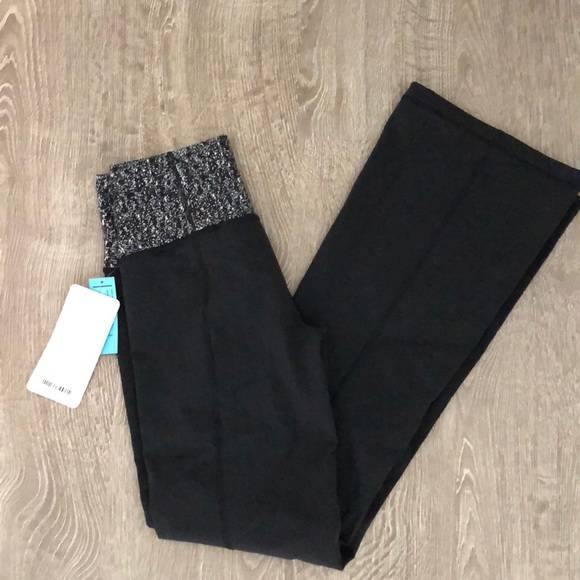 lululemon athletica Pants - Lululemon groove III R size 6. New with tags
